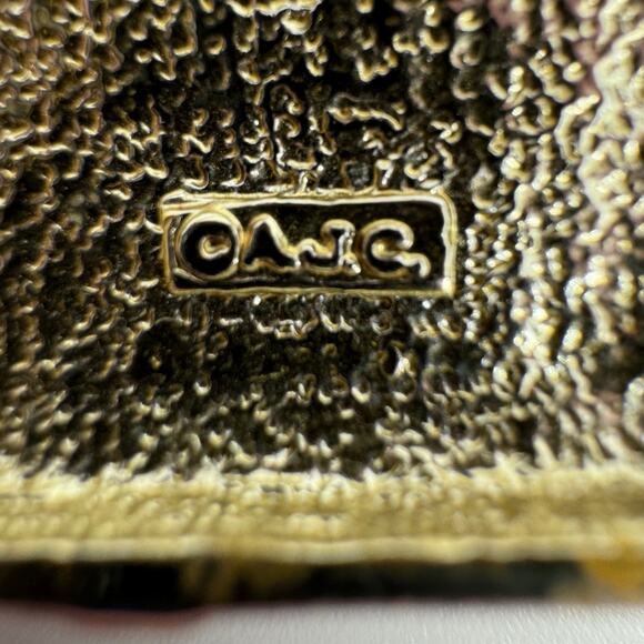 AJC Vintage Cat in Gift Box Brooch Gold Tone Christmas Holiday Pin - Picture 3 of 4